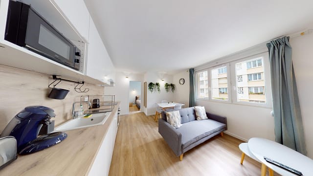 Vue intérieure d'un salon et cuisine ouverte dans un appartement moderne