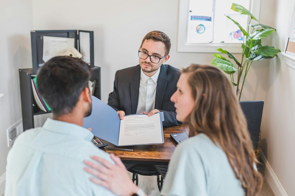 Personne étudiant un projet d'investissement immobilier