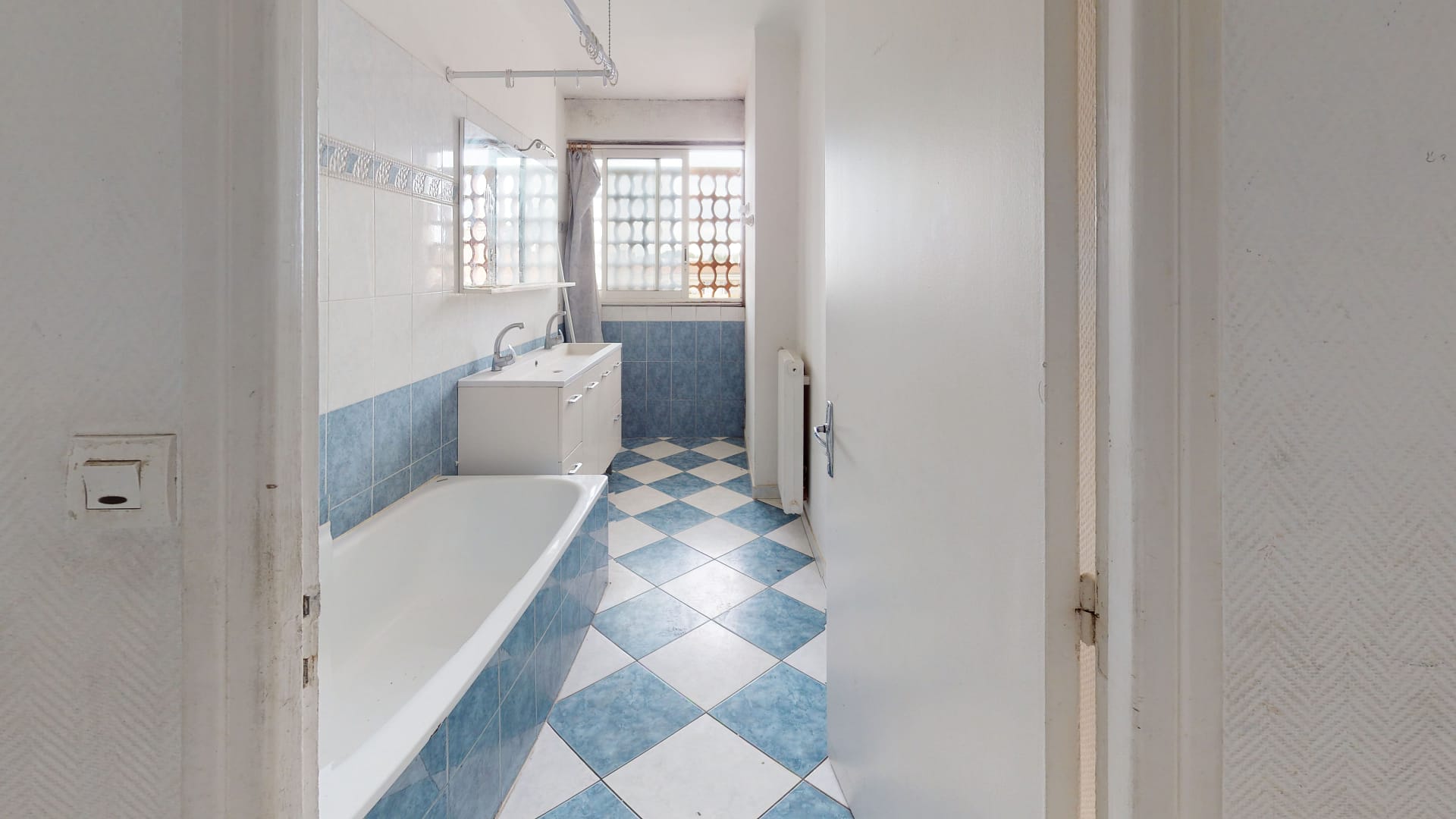 Salle de bain avant rénovation — Laverunia
