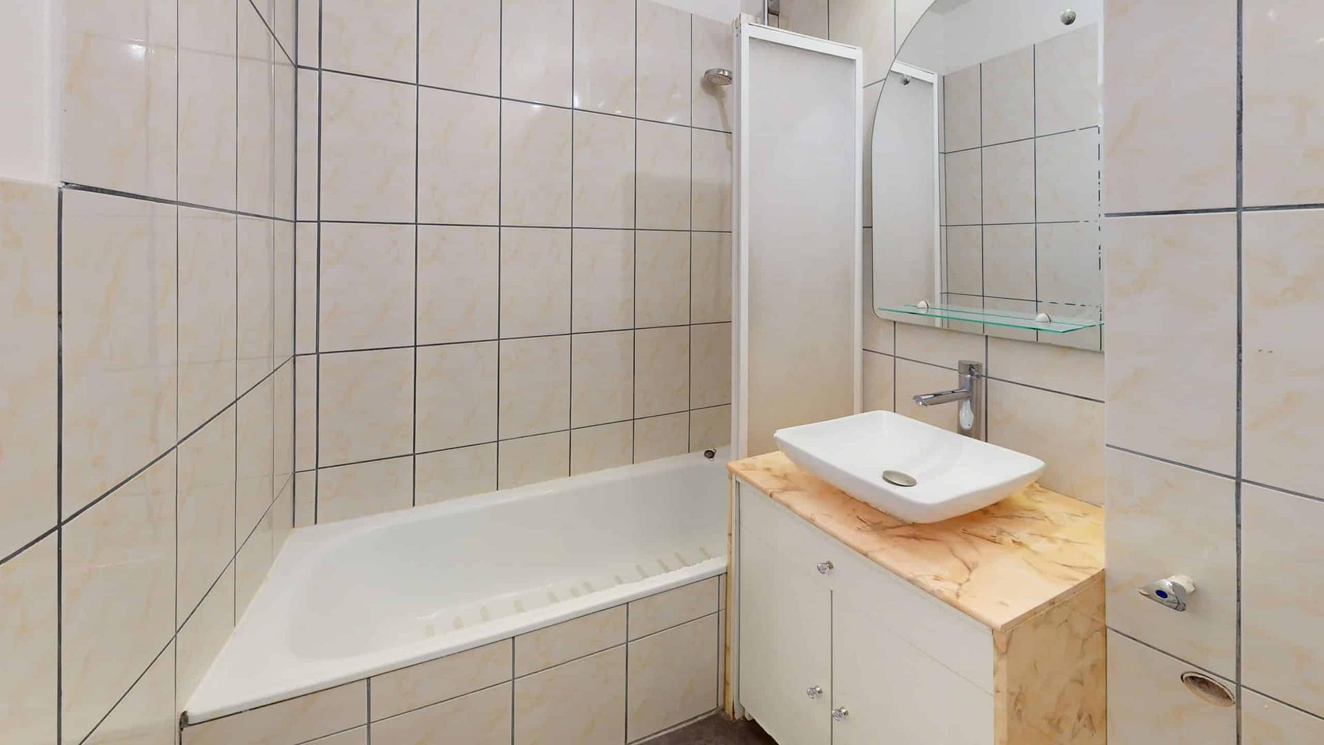 Salle de bain avant rénovation — Alama