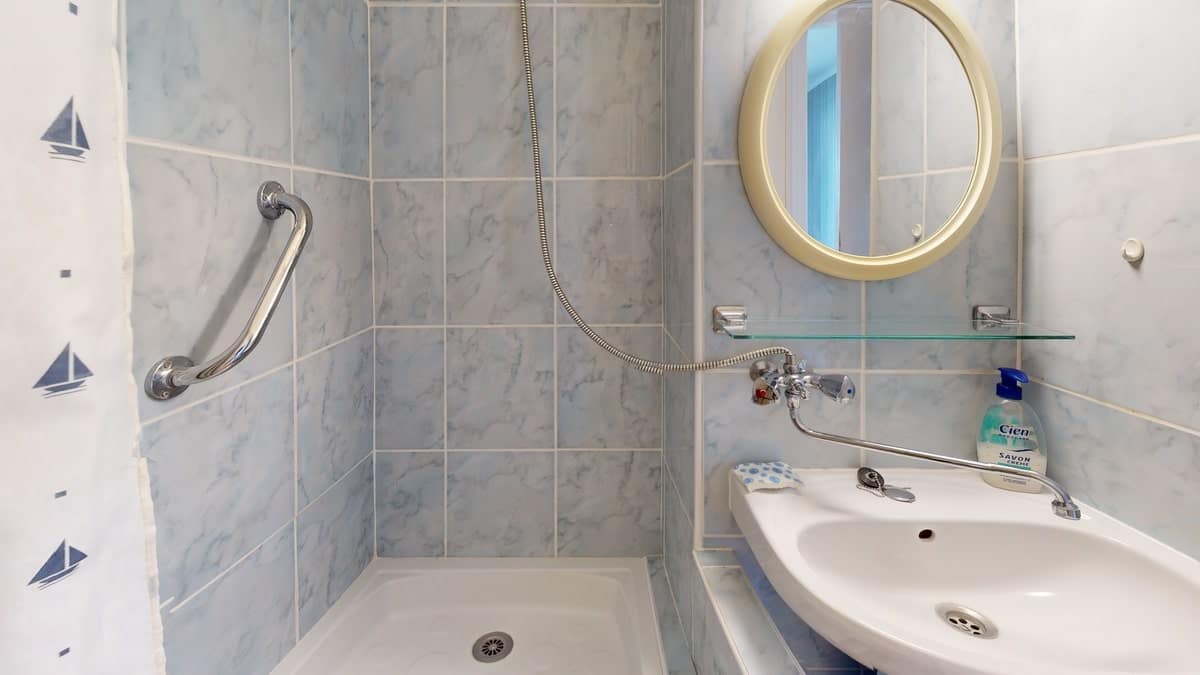 Salle de bain avant rénovation — Abriva