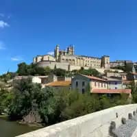 Vue en noir et blanc de la cathédrale Saint-Nazaire de Béziers surplombant la vieille ville